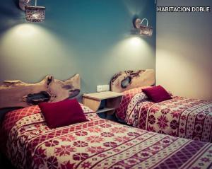 Кровать или кровати в номере Hostal Rural Sant Climent