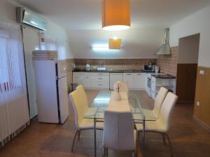 A kitchen or kitchenette at Luxus Tanya