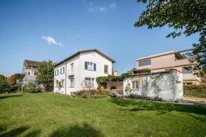 a white house with a yard in front of it at Haus im Zentrum mit Garten in Bregenz