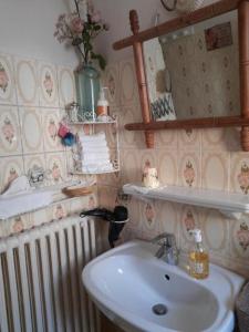 La salle de bains est pourvue d'un lavabo et d'un miroir. dans l'établissement Appartement 100m plages avec garage pour 2 pers, à Toulon