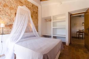 a bedroom with a bed with a mosquito net at Casas na Vinha - Monte da Casteleja, Wine Estate - Eco Turismo Rural in Lagos