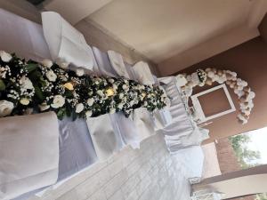 a room with a bunch of flowers on the wall at Imperial Park in Raffadali +72 photos