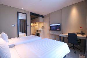 TV a/nebo společenská místnost v ubytování Prime Park Hotel & Convention Lombok