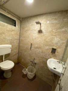 uma casa de banho com um WC e um lavatório em Hotel Riverfront em Ahmedabad