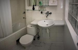 Vannituba majutusasutuses Dominant Studio Hostel with Free Parking for Preregistered Drivers & Garage with CCTV