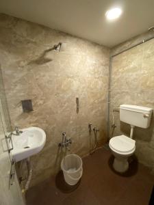 アーメダバードにあるHotel Riverfrontのバスルーム(トイレ、洗面台付)