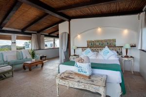 sypialnia z łóżkiem i salonem w obiekcie Hotel Balocco w mieście Porto Cervo