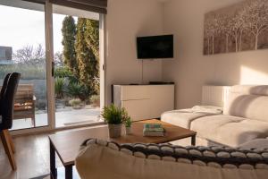 ein Wohnzimmer mit einem Sofa und einem Tisch in der Unterkunft Bruna in Zagreb