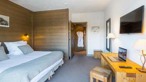 a hotel room with a bed and a desk at Hôtel Carlina by Les Etincelles in Belle Plagne
