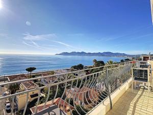 een balkon met uitzicht op de oceaan bij Un Palais au prix d'un 3 étoiles in Cannes