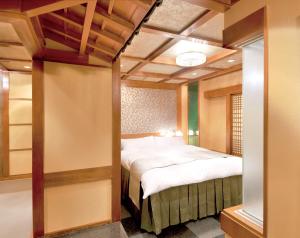 Un pat sau paturi într-o cameră la ホテル ジュエリージュエリー 十三