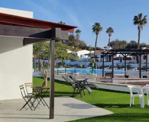 grupa krzeseł i stołów obok basenu w obiekcie Cozy Colorado pool view #3 w mieście Maspalomas +22 zdjęcia