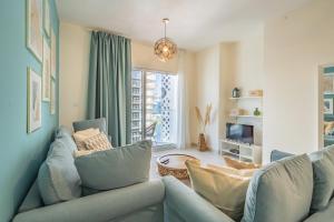 Χώρος καθιστικού στο Stylish Waterfront Apartment With Views on Canal