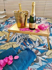 2 Flaschen Champagner auf einem Tisch auf einem Bett in der Unterkunft COC - Le Phare in Wissant + 13 Fotos