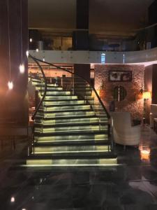 una escalera en un edificio con luces en SİMİSSO HOTEL en Samsun