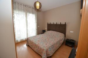 1 dormitorio con cama y ventana grande en Hermoso Apartamento de lujo con dos habitaciones IMMO 365 en Roses