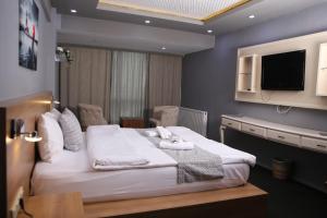 Ένα ή περισσότερα κρεβάτια σε δωμάτιο στο lily airport otel