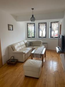 sala de estar con sofá y mesa en Kuća za odmor Ivana en Kupres
