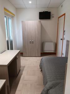 A television and/or entertainment centre at Hotel Clodi