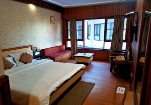 Postel nebo postele na pokoji v ubytování Hotel Vishnu Palace