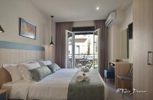 Tempat tidur dalam kamar di City Pearl Dntwn Apts