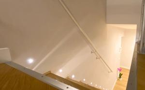een trap in een kamer met een witte muur bij Palm's House in Napels