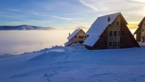 un edificio en la cima de una montaña cubierta de nieve en Kuća za odmor Ivana, en Kupres