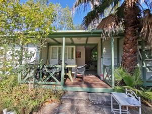 een huisje met een tafel en stoelen op een veranda bij PRATICCIONI in Linguizzetta