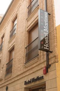 un cartello sul lato di un edificio di Hostal Martínez a Villafranca