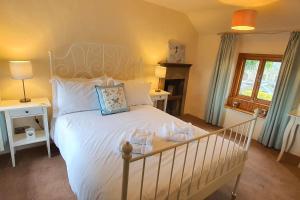 Кровать или кровати в номере Carpenters Cottage, Elton in the Peak District