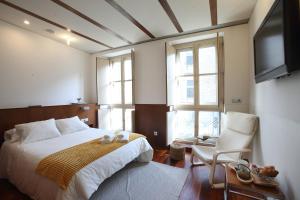 A bed or beds in a room at Hotel Santa Clara