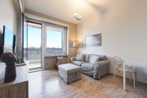 salon z kanapą i stołem w obiekcie Contempora Apartments - Elvezia 8 - E52 w Mediolanie