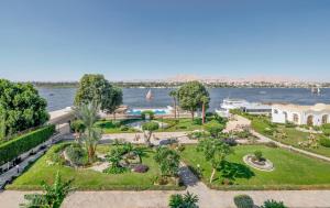 una vista aerea di un parco vicino all'acqua di Iberotel Luxor a Luxor