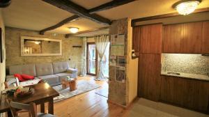 un soggiorno con un divano e un tavolo di Love Story - Piscina & Sauna - Lareira a Arcos de Valdevez