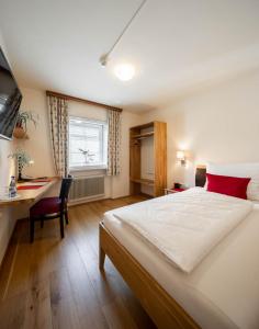 Un pat sau paturi într-o cameră la Hotel Schlair