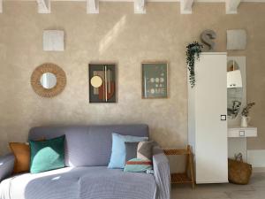 een slaapkamer met een blauw bed en foto's aan de muur bij La Mia Casa A Finalborgo in Finale Ligure