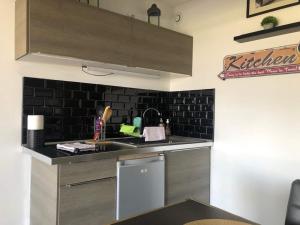 Кухня или мини-кухня в Studio superbe vue mer, Port-Deauville, proche Plage, centre-ville et casino
