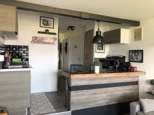 Кухня или мини-кухня в Studio superbe vue mer, Port-Deauville, proche Plage, centre-ville et casino
