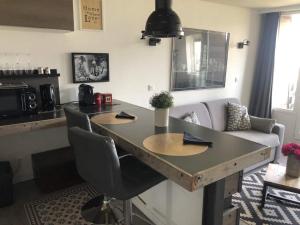Кухня или мини-кухня в Studio superbe vue mer, Port-Deauville, proche Plage, centre-ville et casino
