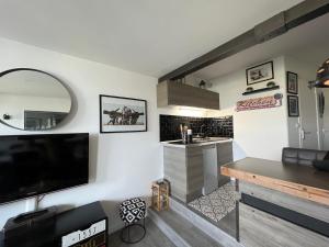 Кухня или мини-кухня в Studio superbe vue mer, Port-Deauville, proche Plage, centre-ville et casino
