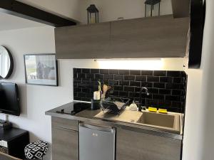 Кухня или мини-кухня в Studio superbe vue mer, Port-Deauville, proche Plage, centre-ville et casino
