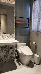 La salle de bains est pourvue de toilettes et d'un lavabo. dans l'établissement 傅居52, à Tainan