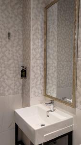 La salle de bains est pourvue d'un lavabo blanc et d'un miroir. dans l'établissement 傅居52, à Tainan