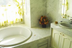 Koupelna v ubytování Beautiful, Bright and Spacious Duplex in Marbella