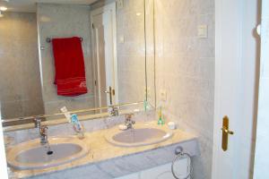 Koupelna v ubytování Beautiful, Bright and Spacious Duplex in Marbella