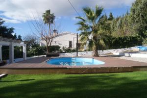 una pequeña piscina en un patio en Villa Marineu Las Fuentes, en Alcossebre