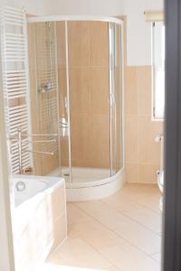ein Bad mit einer Dusche, einem Waschbecken und einem WC in der Unterkunft Ferienhaus Brockenblick in Hüttenrode
