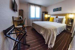 Postel nebo postele na pokoji v ubytování Logis Hôtel du Parc