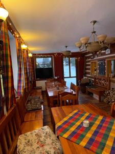 Hepnarova Bouda في هورني مالا أوبا: غرفة طعام مع طاولات وكراسي خشبية