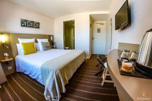 Postel nebo postele na pokoji v ubytování Logis Hôtel du Parc